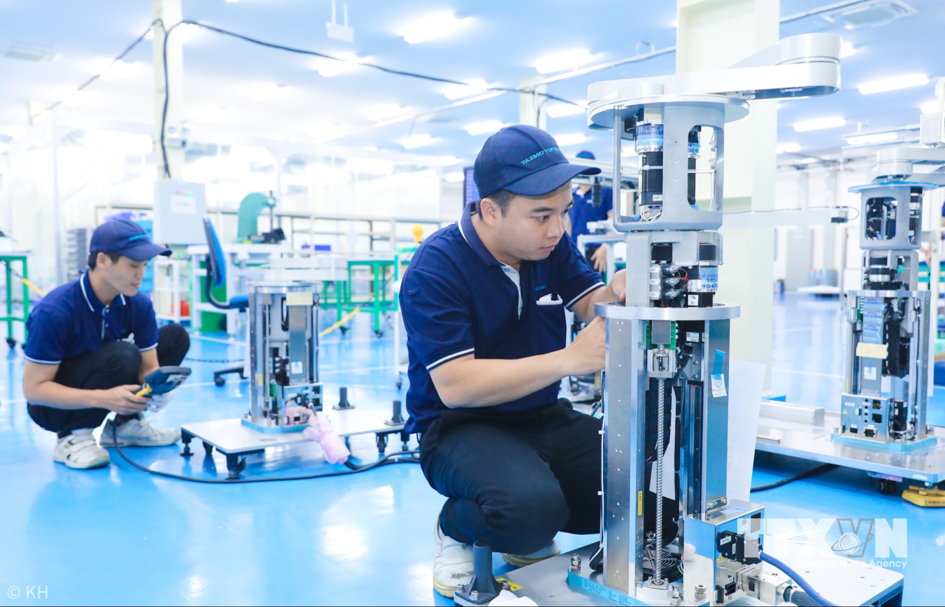 Dây chuyền lắp ráp robot trung chuyển wafer trong ngành bán dẫn. (Ảnh: Thành Phương/TTXVN)